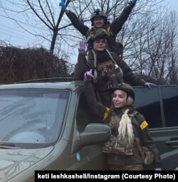 ქეთი ლეშკაშელი თანამებრძოლებთან ერთად