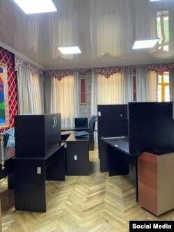 "Манас" улуттук академиясынын кызматкерлери буюм-тайымдарын жыйнаштырып жаткан учур.