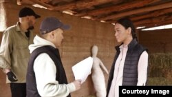 Режиссер Адилет Каржоев башкы ролду жараткан Адема Искендерова менен.