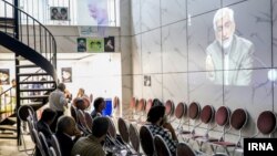 حتی عکس‌هایی که خبرگزاری‌های رسمی از تماشای مناظره‌ها در اماکن عمومی منتشر می‌کنند حاکی از فضای سرد انتخابات در ایران است