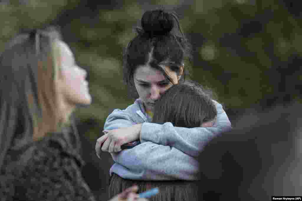 Evakuirano stanovništvo ispred jedne od zgrada u Kijevu.&nbsp;