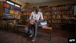 Абдулахи Мире в една от библиотеките, основана от него в бежанския лагер Дадааб