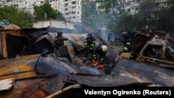 Пожежники працюють на місці російського авіаудару в Харкові, 14 травня 2024 року