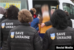 Рідні та волонтери Save Ukraine зустрічають дітей, яких повернули в Україну
