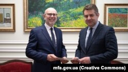 Євген Перебийніс (праворуч) 1 листопада прийняв копії вірчих грамот у Радека Пеха