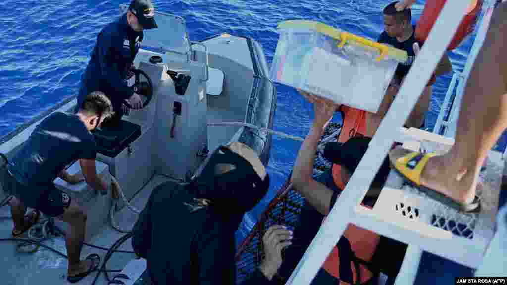 A Fülöp-szigetek dél-kínai-tengeri munkacsoportja közölte, hogy egy magas rangú admirális volt a fedélzeten, amikor a kínai parti őrség vízágyúval lőtte a hajót, amely összetörte a szélvédőjét és megsebesítette a haditengerészet négy tagját. Az admirálisnak nem esett baja &ndash; tették hozzá