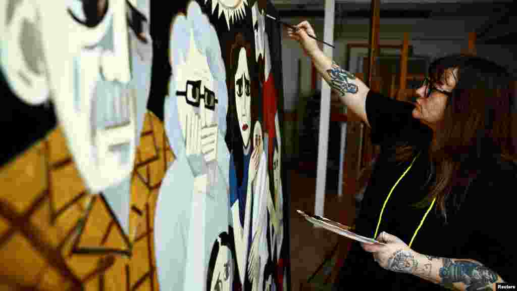 Egy másik képe csak fekete, fehér és szürke színekben készült. Egy négytagú családot ábrázol, mindannyian meztelenek, arcuk Edvard Munch A sikoly című festményének alanyára emlékeztet. A képnek A megégett család címet adta, utalva arra, hogy számtalan izraelit égettek el élve otthonában&nbsp;a terroristák