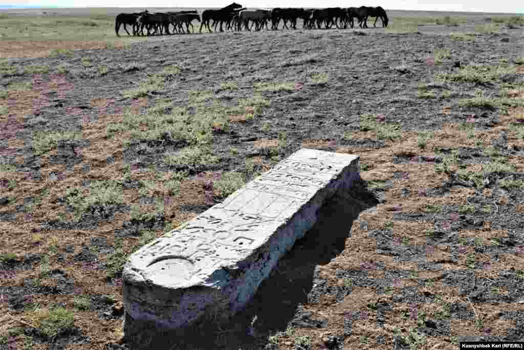 U blizini pastirskog naselja nekada je bilo groblje. Nadgrobne spomenike i danas možete vidjeti.