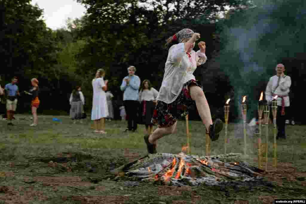 Kako nalaže tradicija, preskakanje lomače nije samo ispit hrabrosti već i proces pročišćenja. Za parove koji ne uspijevaju držati ruke dok zajedno skaču, budućnost im nije naklonjena.