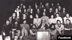 تعدادی از اعضای کارگاه نمایش در میانه دهۀ ۵۰ خورشیدی. عباس نعلبندیان در بالاترین ردیف نفر چهارم از راست دیده می‌شود. علیرضا مجلل نفر سوم از چپ در پایین‌ترین ردیف است.