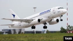 Російський літак Sukhoi Superjet 100, фото ілюстративне
