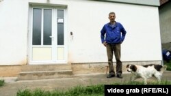 Mašan Jovanović ispred svoje kuće u selu Mekiniće, 2023. godina