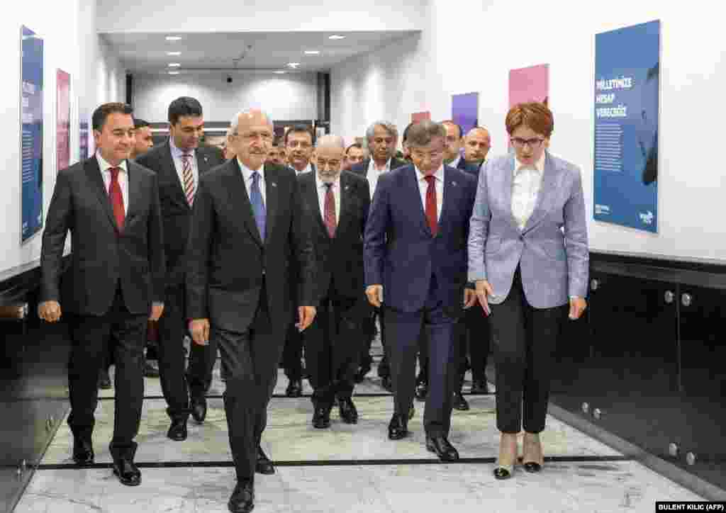 Kemal Kılıçdaroğlu, a Köztársasági Néppárt (CHP) 74 éves vezetője sajtótájékoztatóra érkezik Ankarában 2023. május 15-én.&nbsp; A vasárnapi választáson&nbsp;Tayyip Erdoğan elnök megelőzte Kemal Kılıçdaroğlut,&nbsp;de nem kapott abszolút többséget ahhoz, hogy meghosszabbítsa húsz éve tartó uralmát a NATO-tagországban