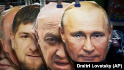 Măști de față reprezentându-i pe președintele rus Vladimir Putin, proprietarul companiei militare private Wagner Group Evgheni Prigojin și liderul regional al Ceceniei Ramzan Kadîrov sunt expuse într-un magazin de suveniruri stradal. St. Petersburg, 04 iunie 2023