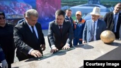 Садыр Жапаров "Барселона" футбол клубунун академиясынын курулушуна капсула салды. 30-август, 2023. Бишкек