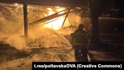 Vatrogasac se bori se sa požarom u rafineriji nafte u Kremenčuku 1. novembra