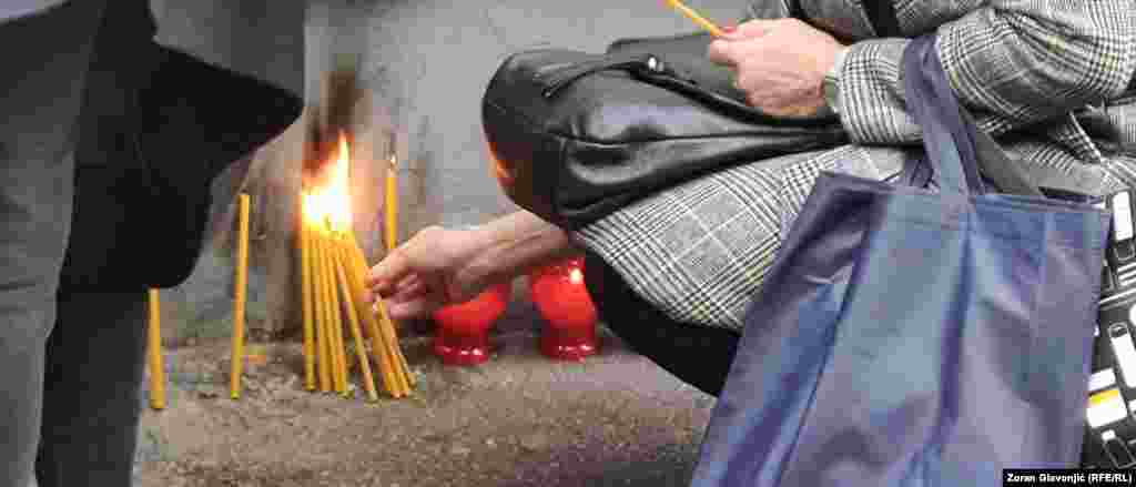 Roditelji i građani se simbolično okupljaju sredom u jutarnjim satima ispred škole kada se dogodilo ubistvo u &quot;Vladislavu Ribnikaru&quot;.&nbsp;