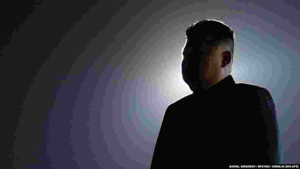 Kim Dzsongun észak-koreai elnök Vlagyimir Putyin orosz elnökre vár a phenjani repülőtéren június 18-án. Az orosz elnök kétnapos látogatása a&nbsp;Koreai Népi Demokratikus Köztársaságban jelentős esemény,&nbsp;ugyanis&nbsp;Oroszország és Észak-Korea a hidegháború óta a legszorosabbnak tűnő partnerségi megállapodást írta alá