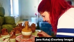 Jana Kukaj në punishten e saj
