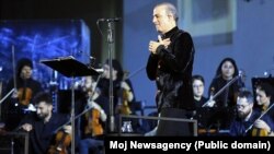 عکس آرشیوی از علیرضا قربانی، خواننده سنتی، با حضور نوازندگان زن و مرد