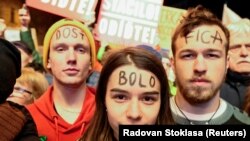 Több tízezren tüntettek Pozsonyban Fico ellen, aki be akarja zárni a pártját is vizsgáló korrupcióellenes ügyészséget 