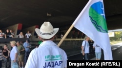 Aktivista SEOSa na blokadi autoputa u Beogradu, svgust 2023. 