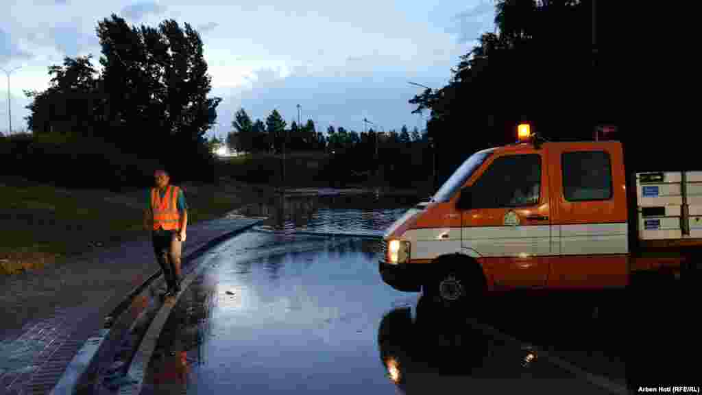 Shirat e rrëmbyeshëm shkaktojnë shpesh vërshime në Kosovë. Vlerësohet se dëmtimi i shtretërve të lumenjve, si pasojë e nxjerrjeve të paligjshme të zhavorrit, kontribuon shumë në përmbytjen e zonave.