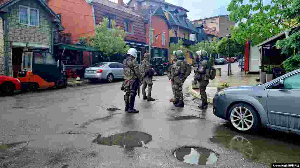 Pjesëtarë të KFOR-it rrugëve të Zveçanit.