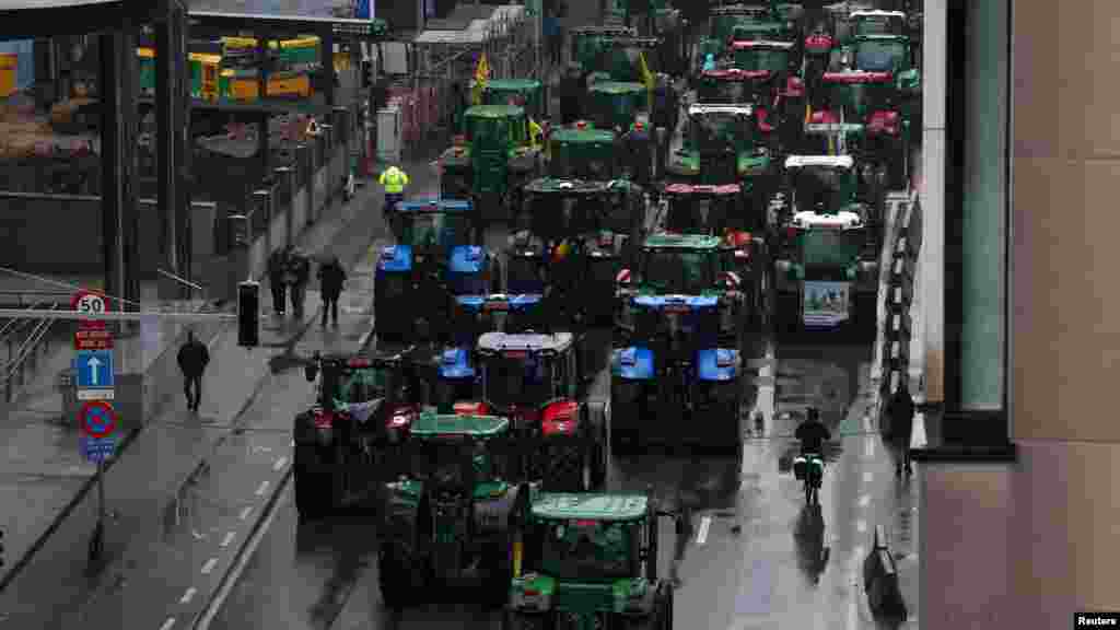 Traktoroszlopokkal zárták le a tüntetők az EU-negyedből Brüsszel központjába vezető utat nem messze attól a helytől, ahol az EU mezőgazdasági miniszterei találkoztak, hogy megvitassák, hogyan reagáljanak a gazdák követeléseire