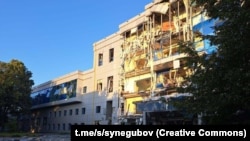 Rakétatámadásban megsérült lakóépület Harkivban 2024. július 24-én