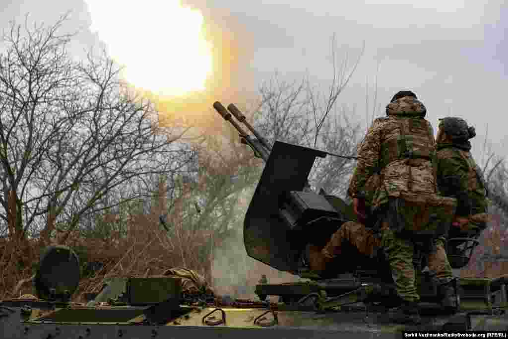 За мить &laquo;мотолига&raquo; виїздить з укриття і розрахунок відкриває вогонь із &laquo;ЗУшки&raquo;, &laquo;Орлан&raquo;, здається, починає клювати носом, але продовжує рух і віддаляється, виходячи з-під вогню військових