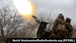Українські військовослужбовці протиповітряної оборони керують зенітною гарматою на передовій поблизу міста Бахмут, Україна, 6 березня 2024 року