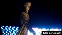 Spomenik Nikoli Tesli, uz svjetlosnu instalaciju, na Nijagarinim vodopadima u Kanadi, mjestu na kom se nalazio istraživački centar ovog naučnika (fotografija iz decembra 2016.).