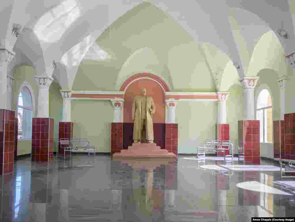 Statuia lui Stalin din gara orașului Gori. Statuia este amplasată într-o sală de așteptare, aparent nefolosită. Fotografia a fost făcută în septembrie 2022, pe fereastra ușii încuiate.(Foto:&nbsp;Amos Chapple, RFE/RL)