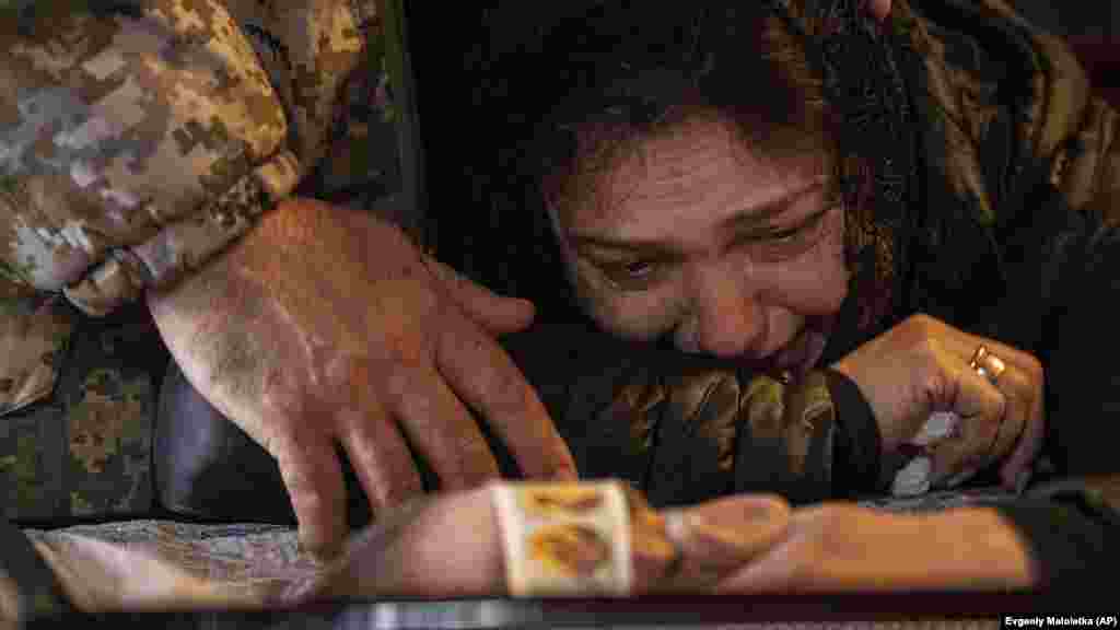 Lilija plače pored kovčega svog sina Antona Zajeca, starijeg poručnika ukrajinskih oružanih snaga, tokom pogrebne ceremonije u manastiru Svetog Mihajla u Zlatnoj kupoli u Kijevu 27. marta.