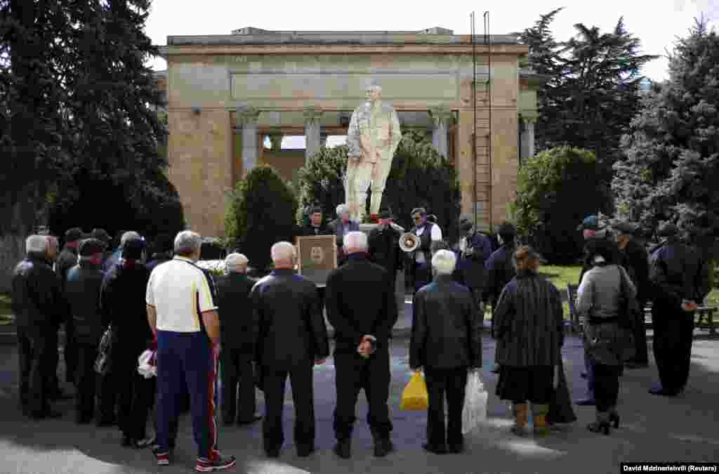 Oameni adunați la statuia lui Stalin din Gori pentru a-i comemora moartea, martie 2016. (REUTERS/David Mdzinarishvili)