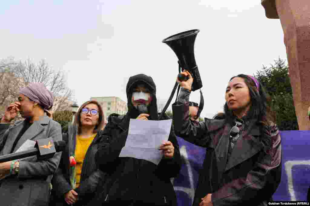 На марше выступила&nbsp;Асель Ногойбаева, пострадавшая от истязаний бывшего мужа. Она обратилась к милиции с просьбой не относиться равнодушно к семейному насилию.