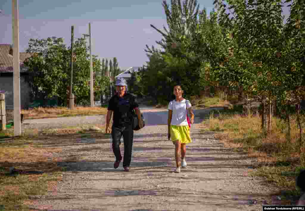 Asema ide na trening s ocem. Selo u kojem živi nedavno je dobilo novu sportsku salu. Sadanov kaže da je ranije djecu u selu trenirao u staroj šupi u kojoj se nekada sušio duhan, a po tlu bi stavljao travu kako se djeca ne bi povrijedila tokom hrvanja. &quot;Gdje ćete u selu naći strunjaču? Umjesto strunjače, poslagao bih travu i na nju stavljao tepih. Sada se djeci zabavno trenirati u novoj sali&quot;, rekao je.