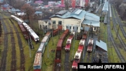 ბორჯომ-ბაკურიანის რკინიგზის დეპო სადგურის გვერდით მდებარეობს.