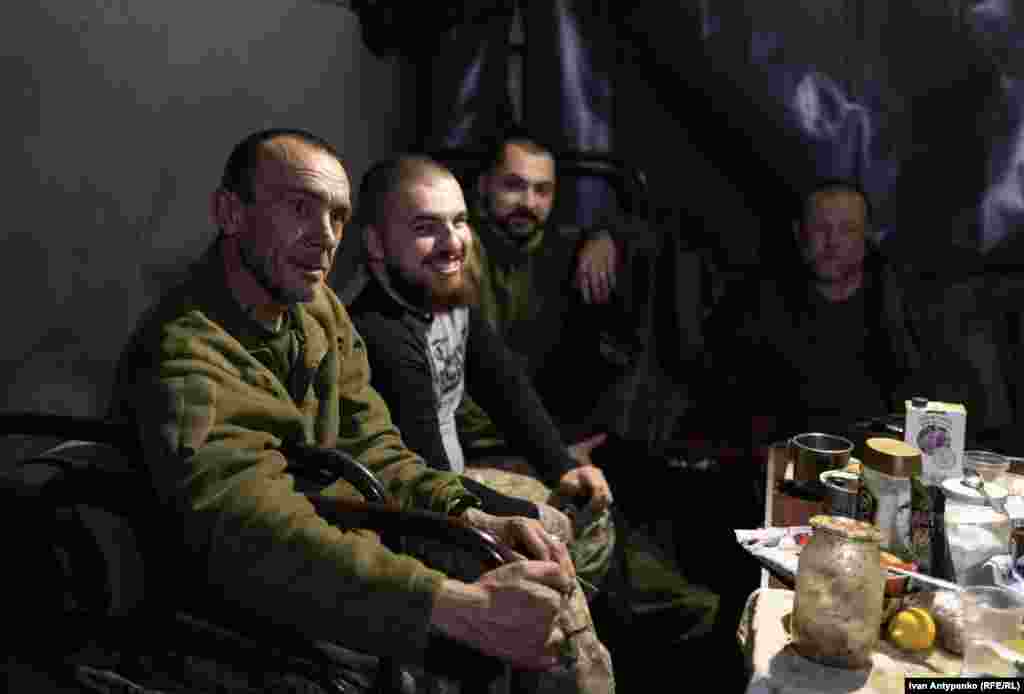 Бліндаж морпіхів поблизу вогневої позиції. Укріплення добре захищене від можливого обстрілу противника. Тут облаштовані спальні місця, місце прийому їжі, пічка, тому всередині дуже тепло. Херсонська область. Березень 2024 року