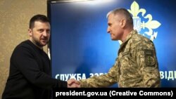 Президент України Володимир Зеленський і новопризначений голова Служби зовнішньої розвідки України Олег Іващенко (праворуч) під час представлення його колективу СЗР. Київ, 28 березня 2024 року