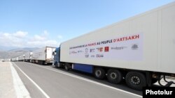 Az Anne Hidalgo polgármester által vezetett francia humanitárius konvoj úton a Laçın-folyosó felé az örményországi Kornidzorban 2023. augusztus 30-án