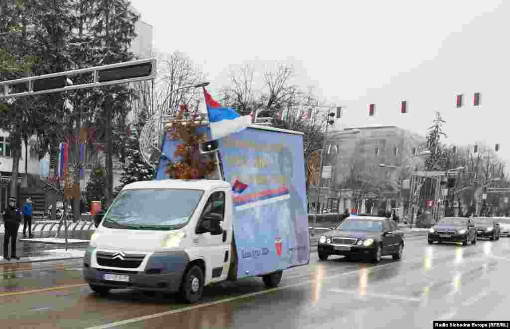 Vozilo s nalijepljenim &quot;registarskim oznakama&quot; БЛ 09 01 92. To je oznaka za Banja Luka, 9. januar 1992. godine kad je Skupština srpskog naroda u BiH donijela Deklaraciju o proglašenju Republike srpskog naroda BiH na čelu s Radovanom Karadžićem, Biljanom Plavšić i Momčilom Krajišnikom, koje je Haški tribunal osudio zbog ratnih zločina. Bošnjaci i Hrvati u BiH na taj datum gledaju kao na početak rata u Bosni i Hercegovini, te početak etničkog čišćenja, ratnih zločina i genocida nad nesrpskim stanovništvom.