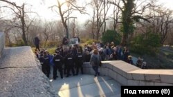 Протестиращи срещу паметника на Альоша бяха спрени от жандармерията при опит да се качат до монумента, след като два по-рано до монумента вече са се качили контрапротестиращи. Пловдив, 23 февруари