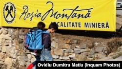 Doi elevi se întorc acasă de la școală, în Roșia Montană 