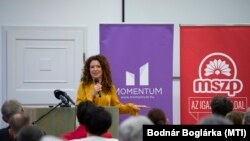 Tüttő Kata egy veszprémi kampányrendezvényen