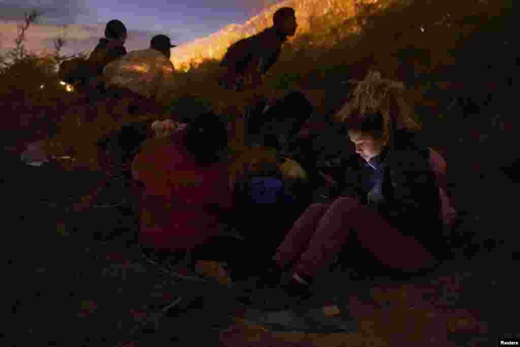 Eliana, 22 vjeç, emigrante nga Venezuela, kontrollon telefonin e saj nga bregu i lumit Rio Grande pasi u nda nga vajza e saj gjashtëvjeçare, Ariana, në El Paso, Teksas, SHBA, 26 mars 2024.&nbsp;