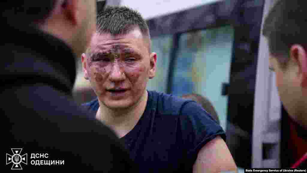 Egy sérült mentőt kollégái látnak el az orosz rakétacsapást követően. Az oroszok által megszállt Krím félszigetről kilőtt két Iszkander&ndash;M rakéta megrongálta a polgári infrastruktúrát, valamint a gáz- és áramellátó vezetékeket is a déli városban &ndash; közölte Oleh Kiper regionális kormányzó