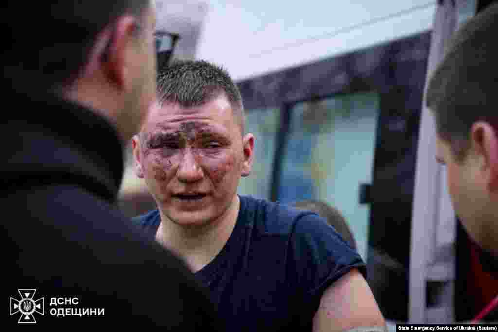 Povređenom spasiocu pomažu njegove kolege posle ruskog raketnog udara. Taktika ispaljivanja druge rakete na istu lokaciju, koja ima za cilj da pogodi spasioce, u vojnom smislu je poznata kao dvostruki udar. Takvi udari često pogađaju civile.