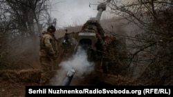 Украинские военные 126-й отдельной бригады территориальной обороны на позициях при обнаружении целей открывают огонь из гаубицы Д-30 по российским силам. Херсонская область, 12 марта 2024 года